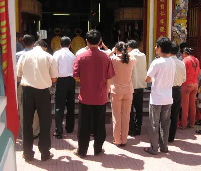 Trong Thời Gian Diễn Ra Nghi Thức Tế Lễ Bên Trong Chánh Điện, Phía Bên Ngoài, Rất Đông Người Dân Đứng Bên Ngoài Theo Dõi Nghi Lễ. Trong Thời Gian Diễn Ra Nghi Thức Tế Lễ Bên Trong Chánh Điện, Phía Bên Ngoài, Rất Đông Người Dân Đứng Bên Ngoài Theo Dõi Nghi Lễ.