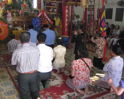Tất Cả Người Con Đất Việt, Không Phân Biệt Tuổi Tác, Tôn Giáo... Đều Chung Niềm Tôn Kính Đối Với Các Bậc Tiền Nhân. Tất Cả Người Con Đất Việt, Không Phân Biệt Tuổi Tác, Tôn Giáo... Đều Chung Niềm Tôn Kính Đối Với Các Bậc Tiền Nhân.