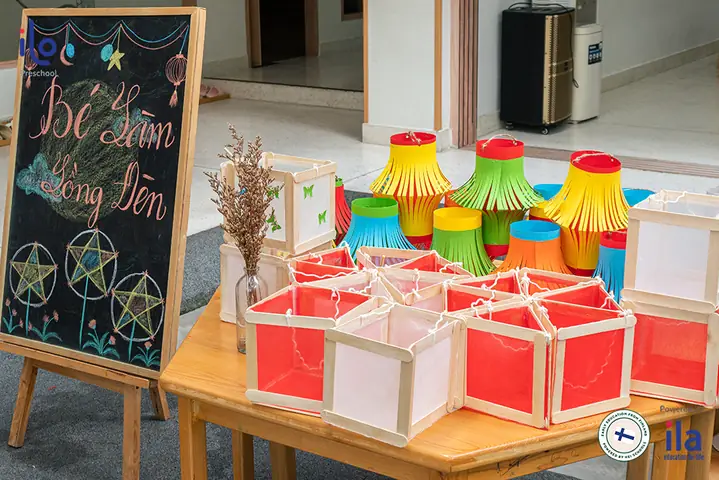 Trang Trí Trung Thu Lớp Mầm Non Bằng Lồng Đèn Giấy Trang Trí Trung Thu Lớp Mầm Non Bằng Lồng Đèn Giấy