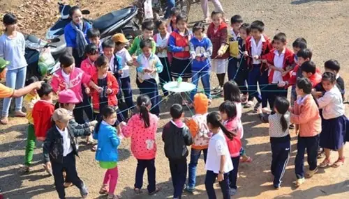 Tình Nguyện Viên Mang Niềm Vui Cho Các Em Thiếu Nghi Qua Các Trò Chơi.