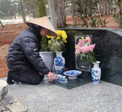 Mang Bụng Bầu Ra Mộ Kể Chuyện