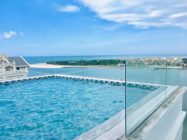 Điểm Nhấn Vượt Trội: Hồ Bơi Vô Cực & Bar Sân Thượng