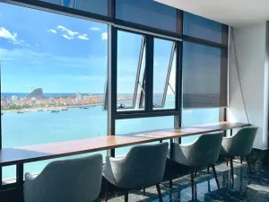 Điểm Nhấn Vượt Trội: Hồ Bơi Vô Cực & Bar Sân Thượng