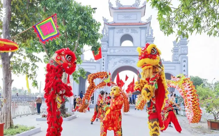 Mùa Xuân (tháng 1 – Tháng 3 Âm Lịch): Không Khí Lễ Hội Tưng Bừng