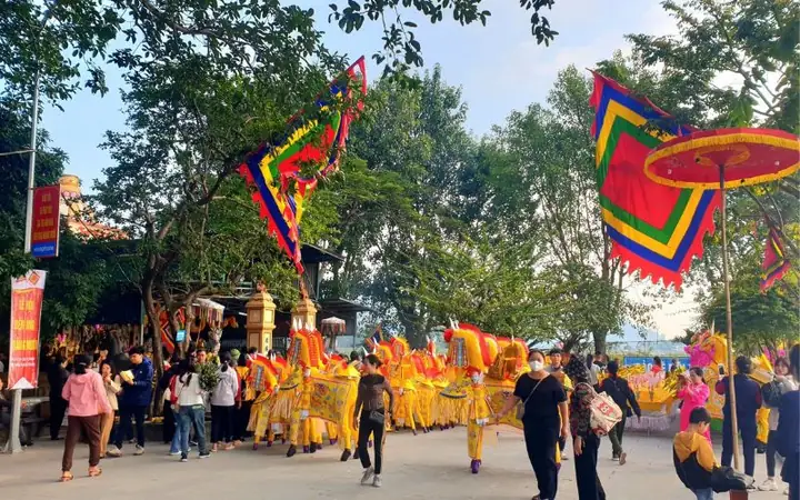 Mùa Thu (tháng 9 – Tháng 11): Không Gian Thanh Tịnh