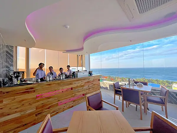 Maison Phú Quốc Hotellà Một Trong Những Khách Sạn Có Vị Trí Thuận Tiện Nhất Cho Du Khách Mỗi Khi Đến Đảo Ngọc.với Vị Trí Chỉ Cách Chợ Đêm Phú Quốc Chưa Đến 200m Rất Dễ Dàng Cho Chúng Ta Đi Ăn Uống,tham Quan Về Đêm.ngoài Ra,từ Khách Sạn Đi Bộ Chỉ Vài Chục Mét Là Quý Khách Có Thể Tắm Biển Tại Bãi Biễn Nổi Tiếng Nhất Phú Quốc Là Bãi Trường,với Chiều Dài Gần Như Chiếm Chọn Hơn Một Phần Ba Diện Tích Bờ Biển Của Đảo.và Điều Tuyệt Vời Nhất Là Chúng Ta Có Thể Vừa Tắm Biển Vừa Ngắm Mặt Trời Lặn Tuyệt Đẹp.đến Với Maison Hotel Chúng Ta Còn Có Thể Nhìn Bao Quát Toàn Bộ Khung Cảnh Của Thị Trấn Dương Đông Từ Nhà Hàng Của Maison.với Vị Trí Từ Trên Cao Sẽ Đem Đến Cảm Giác Mới Lạ Thích Thú Khi Được Ngắm Mặt Trời Lặn Và Toàn Cảnh Dương Đông,núi Đồi Hùng Vĩ Của Đảo Ngọc.cùng Với Đội Ngũ Nhân Viên Nhiệt Tình ,hiếu Khách Sẽ Cho Quý Khách Một Chuyến Du Lịch Phú Quốc Đầy Kỷ Niệm,vui Vẻ.liên Hệ Lễ Tân Tại Đâysố Điện Thoại 0988.660.770 Để Được Giá Phòng Tốt Nhất Cho Bạn.