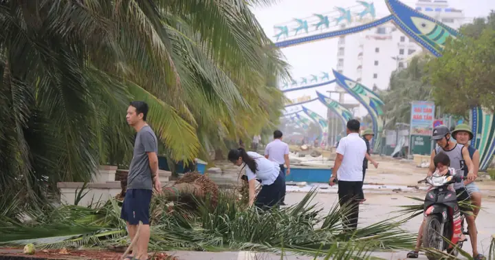 Khu Du Lịch Biển Hải Tiến Tan Hoang Sau Bão | Báo Điện Tử Tiền Phong