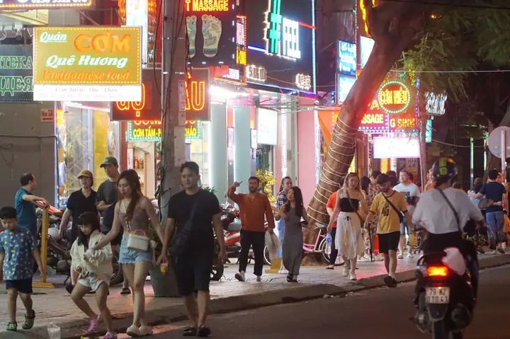 Du Khách Nước Ngoài Mê Mẩn Khu Phố Tây Nha Trang Vì Điều Này