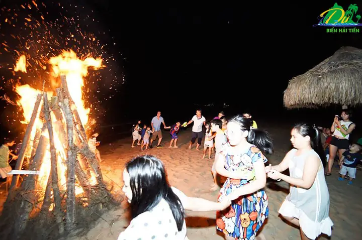 Khám Phá Khu Vui Chơi Bãi Biển Hải Tiến - Nhảy Dù Trên Đỉnh Hòn Bò Linh Trường