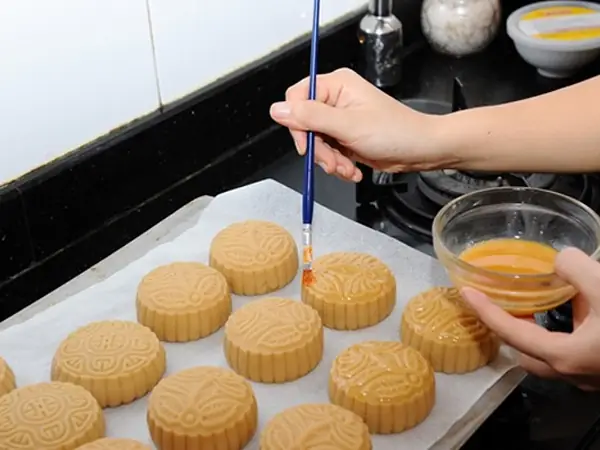 Làm Bánh Trung Thu Bằng Nồi Cơm Điện – Bước 4: Nướng Bánh