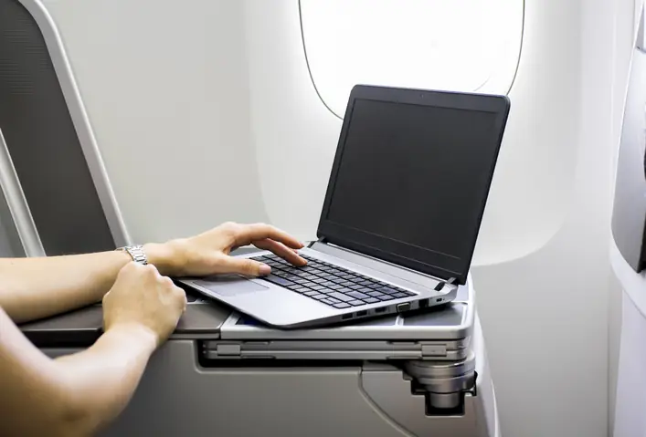 [giải Đáp] Có Được Mang Laptop Lên Máy Bay Không? | Vietjet Air