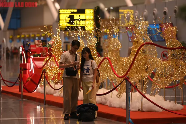 Giới Trẻ Hà Nội Check-in Tại Những Địa Điểm Hot Nhất Mùa Giáng Sinh 2025