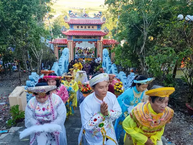 2. Hòa Chung Không Khí Lễ Hội Nhộn Nhịp