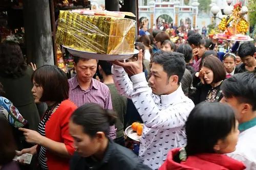 Bí Ẩn Chuyện “vay Tiền – Trả Lễ” Ở Đền Bà Chúa Kho.