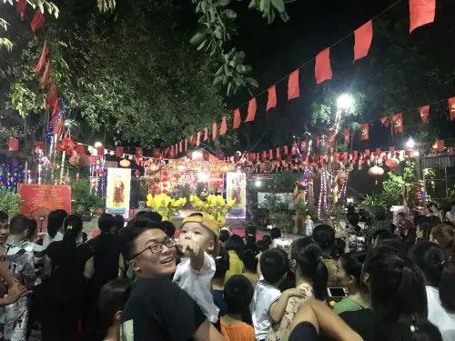 Mùa Vu Lan Báo Hiếu Lại Về. Đây Là Dịp Để Chúng Ta Tìm Về Với Nguồn Cội, Tưởng Nhớ, Ghi Tạc Công Nghĩa Sinh Thành Của Cha Mẹ Mình Với Giá Trị Chân – Thiện – Mỹ Và Về Với Đạo Của Người Làm Con. Với Ý Nghĩa Đó Tối Ngày 30/8/2023 (tức Ngày Rằm Tháng 7 Âm Lịch Năm Quý Mão), Hàng Nghìn Người Đã Về Chùa Sùng Nghiêm – Đền Nghè Yên Vực Để Tham Dự Lễ Vu Lan Và Thả Hoa Đăng Báo Hiếu Cha Mẹ, Tưởng Nhớ Người Thân.
