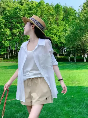 Áo Sơ Mi Oversize + Quần Short Kaki Áo Sơ Mi Oversize + Quần Short Kaki