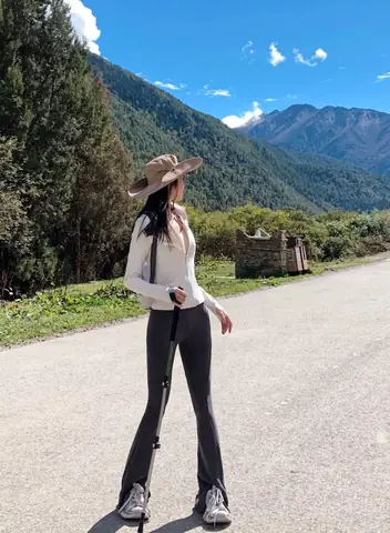 Quần Thể Thao Ống Loe + Áo Bra Croptop + Áo Khoác Lưới Quần Thể Thao Ống Loe + Áo Bra Croptop + Áo Khoác Lưới