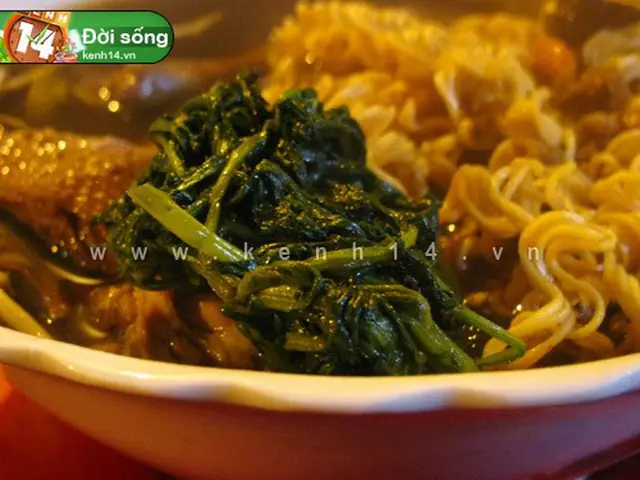 Mì Gà Tần 49 Hàng Bồ: Địa Chỉ Quen Thuộc Của Người Sành Ăn