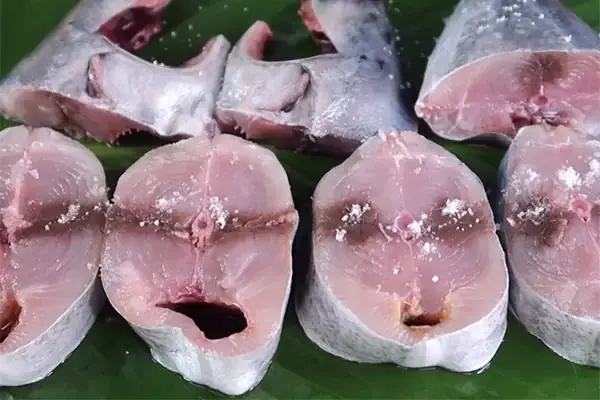 Bước 1: Sơ Chế Cá Ngừ