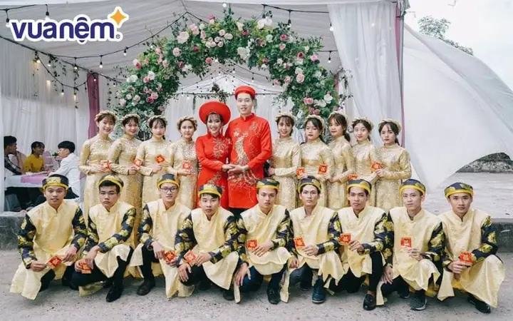 Nhà Trai Sang Nhà Gái Để Tiến Hành Nghi Thức Nhà Trai Sang Nhà Gái Để Tiến Hành Nghi Thức