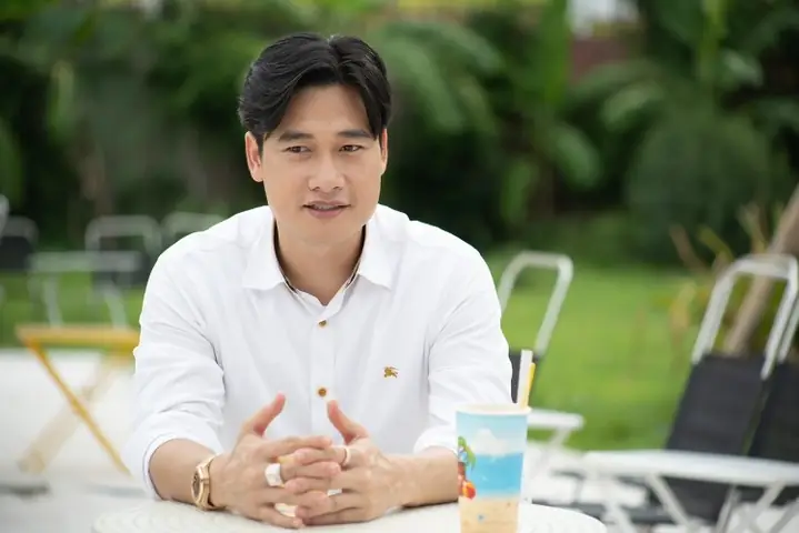 Ngày 28/5, Nhà Sản Xuất Kiêm Đạo Diễn Hoàng Mập Đã Tổ Chức Lễ Khai Máy Cho Bộ Phim Truyền Hình Mới Mang Tên "người Mang Thương Nhớ Về Cuối Chân Trời" Tại Thành Phố Sóc Trăng.