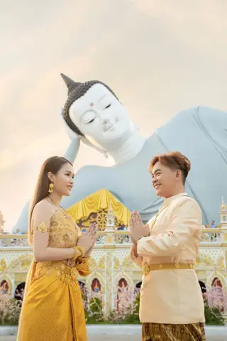 Ngày 28/5, Nhà Sản Xuất Kiêm Đạo Diễn Hoàng Mập Đã Tổ Chức Lễ Khai Máy Cho Bộ Phim Truyền Hình Mới Mang Tên "người Mang Thương Nhớ Về Cuối Chân Trời" Tại Thành Phố Sóc Trăng.