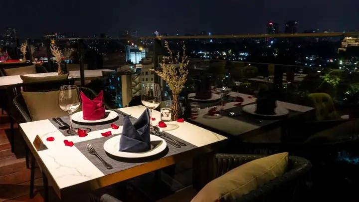 Nhà Hàng Rooftop Và Tầng Cao Sang Trọng