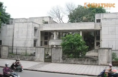Ng&ocirc;i Nh&agrave; 300 Kim M&atilde; S&aacute;ng Đ&egrave;n Từ 5h Chiều V&agrave; Vẫn C&oacute; Người Ra V&agrave;o.