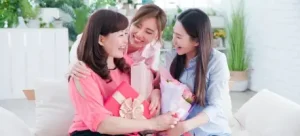 [gợi Ý] 35 Món Quà Tặng Mẹ Ấn Tượng, Ý Nghĩa Cho Mỗi Dịp Đặc Biệt