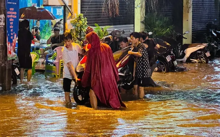 Mưa To Giữa Trưa, Nhiều Nơi Tại Tp.hcm Ngập, Từ Chiều Nay Đến Chiều Mai Có Nơi Mưa 140mm - Ảnh 2.