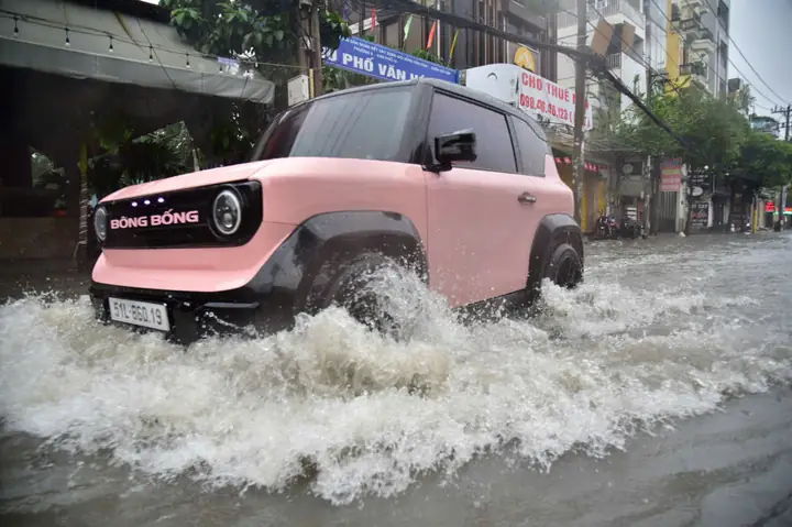 Mưa To Giữa Trưa, Nhiều Nơi Tại Tp.hcm Ngập, Từ Chiều Nay Đến Chiều Mai Có Nơi Mưa 140mm - Ảnh 1.
