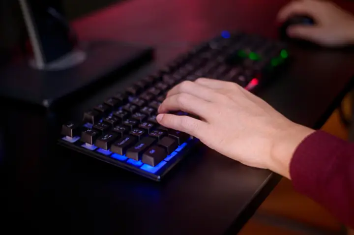 18 Bàn Phím Cơ Hoặc Chuột Gaming Tặng Em Trai