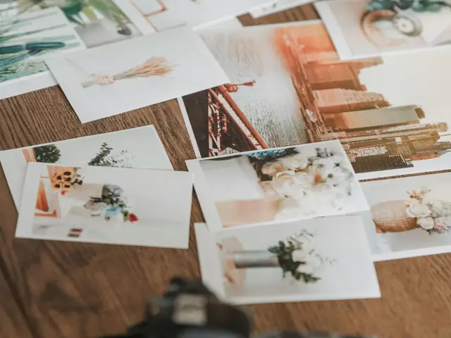 32. Tặng Album Kỷ Niệm