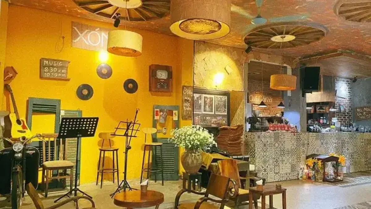 QUÁN CAFE NHỎ XINH TRÊN ĐƯỜNG TRUNG KÍNH VỚI THIẾT KẾ HIỆN ĐẠI VÀ ÁNH SÁNG TỰ NHIÊN