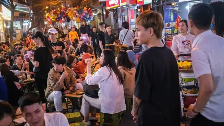 Hồ Tây Về Đêm Có Gì? Trải Nghiệm Vui Chơi Và Ẩm Thực Hấp Dẫn ...