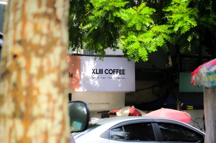 Cửa Hàng Flagship Mới Của Xliii Coffee Tại Hà Nội Tọa Lạc Tại 2d Quang Trung. Lối Vào Của Quán Là Một Con Ngõ Nhỏ Đặc Trưng, Thay Vì Một Mặt Tiền Hào Nhoáng. Nguồn Ảnh: Xliii Coffee Cửa Hàng Flagship Mới Của Xliii Coffee Tại Hà Nội Tọa Lạc Tại 2d Quang Trung. Lối Vào Của Quán Là Một Con Ngõ Nhỏ Đặc Trưng, Thay Vì Một Mặt Tiền Hào Nhoáng. Nguồn Ảnh: Xliii Coffee