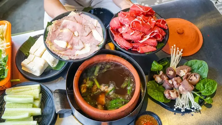 19. Lẩu Bò Tự Do