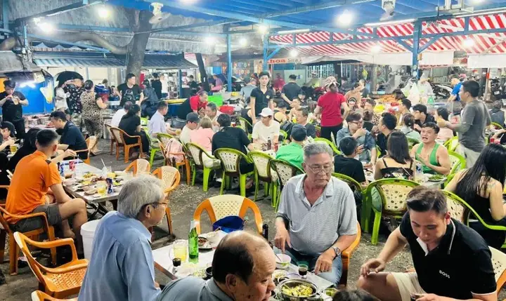 Vĩnh Khánh: Con Đường Của Những Quán Ốc Huyền Thoại Vĩnh Khánh: Con Đường Của Những Quán Ốc Huyền Thoại