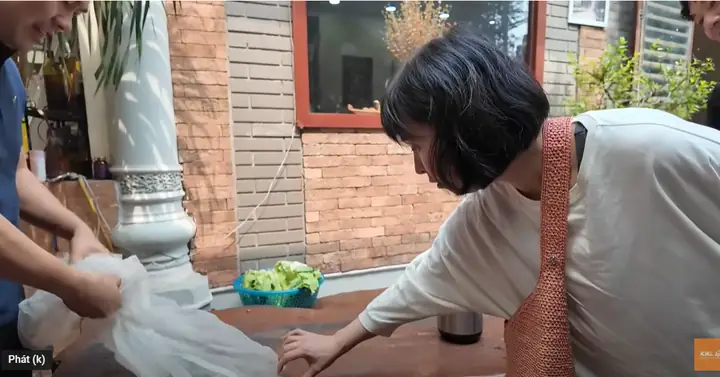 Vợ Chồng Nhật Tới Làng Rắn Nổi Tiếng Hà Nội, Lấy Hết Can Đảm Thử ... Vợ Chồng Nhật Tới Làng Rắn Nổi Tiếng Hà Nội, Lấy Hết Can Đảm Thử ...
