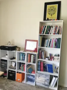 Minimalism & Book: Dọn Tủ Sách Cơ Bản - The Present Writer