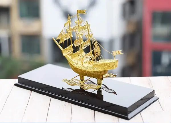 Mô Hình Thuyền Buồm Dát Vàng Quà Tặng Doanh Nhân Cao Cấp