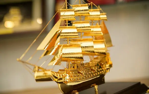 Mô Hình Thuyền Buồm Dát Vàng Quà Tặng Doanh Nhân Cao Cấp