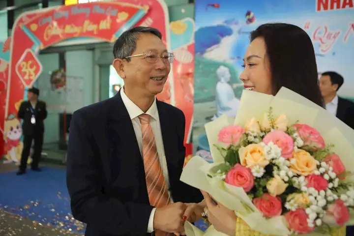 Giám Đốc Sở Du Lịch Tỉnh Bình Định Ra Sân Bay Đón 180 Du Khách Trong Ngày Đầu Tiên Của Năm Mới