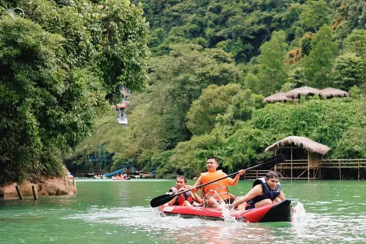 Chèo Thuyền Ngắm Cảnh Sông Chày