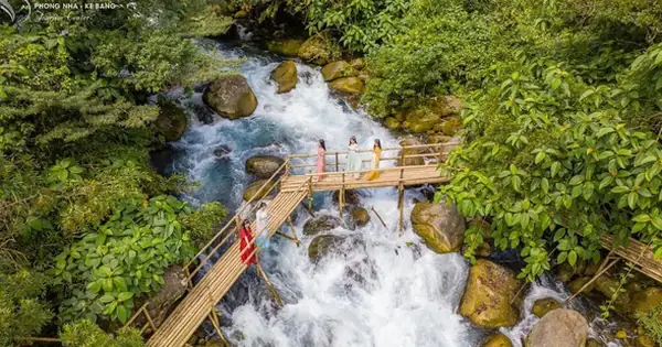 Dòng Suối Lạ Kỳ Nào Mà Ai Cũng Phải Ghé Khi Đến Du Lịch Quảng Bình?