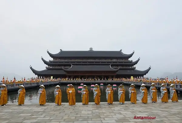 Truyền Thuyết Về Tên Gọi Chùa Tam Chúc Ba Sao | Antamtour.vn Tại Sao Gọi Là Chùa Tam Chúc Và Những Điều Thú Vị