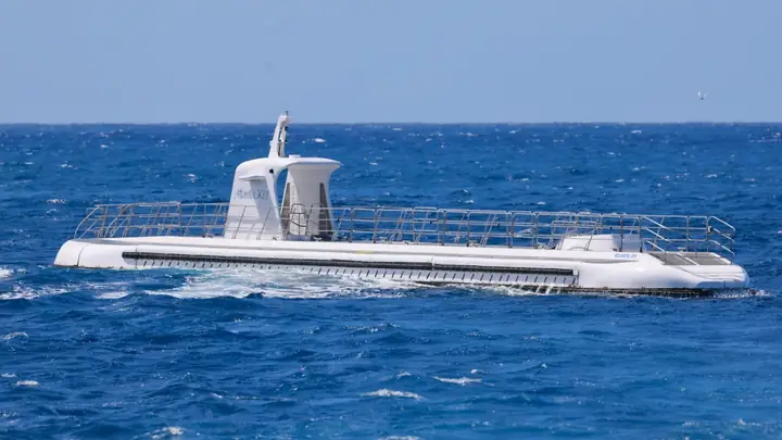 Nếu Có Dịp Đến Hawaii (mỹ), Nhất Định Bạn Nên Lên Tàu Ngầm Du Lịch Atlantis Xiv Khám Phá Đáy Biển Waikiki Để Ngắm Nhìn Những Đàn Cá Xinh Đẹp Và Các Rạn San Hô Rực Rỡ Sắc Màu.