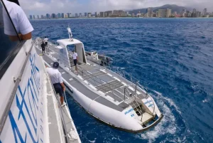 Nếu Có Dịp Đến Hawaii (mỹ), Nhất Định Bạn Nên Lên Tàu Ngầm Du Lịch Atlantis Xiv Khám Phá Đáy Biển Waikiki Để Ngắm Nhìn Những Đàn Cá Xinh Đẹp Và Các Rạn San Hô Rực Rỡ Sắc Màu.
