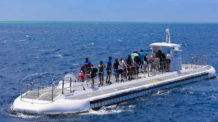 Nếu Có Dịp Đến Hawaii (mỹ), Nhất Định Bạn Nên Lên Tàu Ngầm Du Lịch Atlantis Xiv Khám Phá Đáy Biển Waikiki Để Ngắm Nhìn Những Đàn Cá Xinh Đẹp Và Các Rạn San Hô Rực Rỡ Sắc Màu.