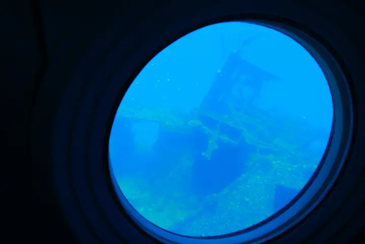 Nếu Có Dịp Đến Hawaii (mỹ), Nhất Định Bạn Nên Lên Tàu Ngầm Du Lịch Atlantis Xiv Khám Phá Đáy Biển Waikiki Để Ngắm Nhìn Những Đàn Cá Xinh Đẹp Và Các Rạn San Hô Rực Rỡ Sắc Màu.